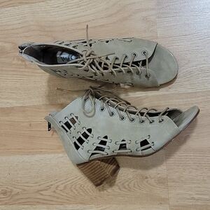 Everly Very G Nude Block Heel Lace Up Booties 7.5